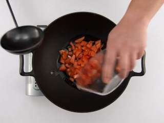 7、番茄烧菜 竟也有那么多小技巧,2-2 热锅起油,番茄煸炒,捣碎