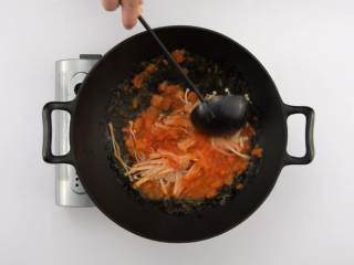 8、番茄烧菜 竟也有那么多小技巧,2-3 汁水浓稠时,加入金针菇翻炒