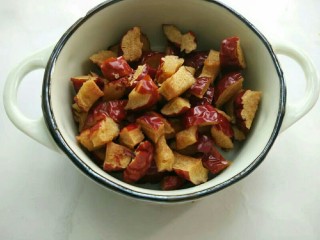 2、红枣马芬蛋糕,红枣剪成小丁备用。