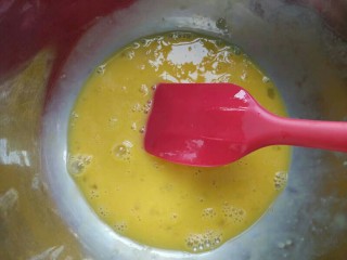 3、红枣马芬蛋糕,鸡蛋磕入容器里搅匀。