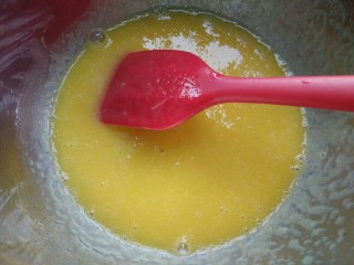 5、红枣马芬蛋糕,充分搅匀。