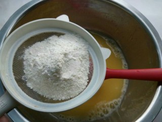 7、红枣马芬蛋糕,筛人预拌粉。