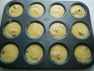 12、红枣马芬蛋糕,用勺子将面糊打入模具至9分满。