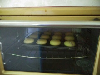 13、红枣马芬蛋糕,放入预热190度烤箱，中层烤25分钟至表面金黄色即可。