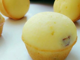 14、红枣马芬蛋糕,取出放凉。