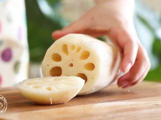 3、糯米莲藕12m+（宝宝辅食）,莲藕切一个小盖，放在一边备用~（千万不要扔掉啊，等会还用的哈）