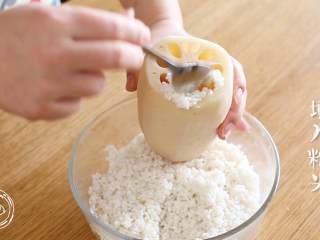 4、糯米莲藕12m+（宝宝辅食）,填入糯米，记得用筷子戳实，装满之后用手捂着口颠几下，再装，总之装瓷实~