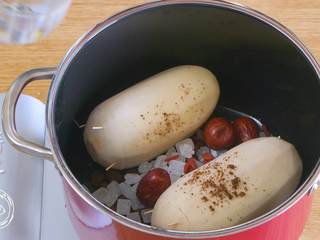 10、糯米莲藕12m+（宝宝辅食）,接着，莲藕下锅，放入红糖、冰糖、红枣和枸杞~