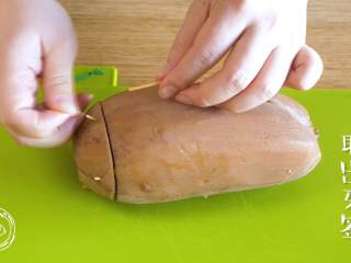 13、糯米莲藕12m+（宝宝辅食）,不要着急拿出来，可以泡几个小时，甜味就进去了。然后再拿出、取下牙签~