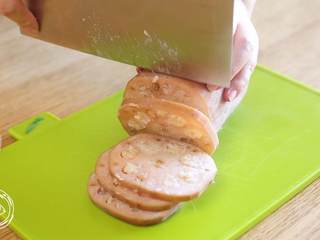 14、糯米莲藕12m+（宝宝辅食）,切成片，可以淋一些剩下的汤汁，也可以淋一些桂花酱~