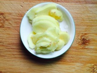 3、#菌类料理#虫草花炖乌鸡,姜洗干净去皮切成片状