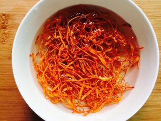 5、#菌类料理#虫草花炖乌鸡,虫草花洗干净放在水里泡十分钟