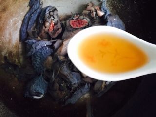 10、#菌类料理#虫草花炖乌鸡,加一勺料酒