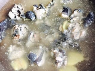 12、#菌类料理#虫草花炖乌鸡,大火烧开，将乌鸡焯烫至变色即可