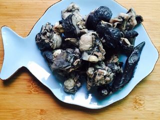 14、#菌类料理#虫草花炖乌鸡,沥干水分备用