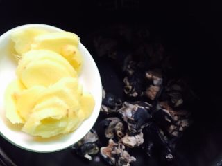 16、#菌类料理#虫草花炖乌鸡,放入姜片