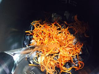 19、#菌类料理#虫草花炖乌鸡,然后加入足够的热水（约600ml）