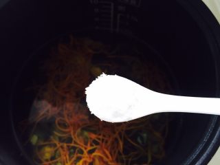 20、#菌类料理#虫草花炖乌鸡,再加两茶匙的盐