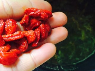 22、#菌类料理#虫草花炖乌鸡,一个小时后乌鸡汤熟了，再放入枸杞盖上电饭煲盖子焖五分钟