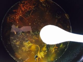 23、#菌类料理#虫草花炖乌鸡,最后加少许味精调味即可