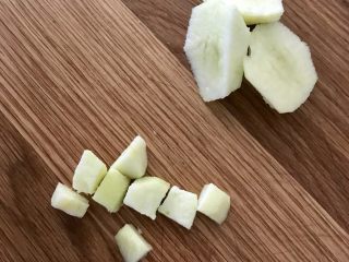 4、苹果红枣酒酿蛋,苹果去皮切小块。