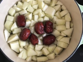 5、苹果红枣酒酿蛋,苹果，红枣，水放入锅中大火煮。