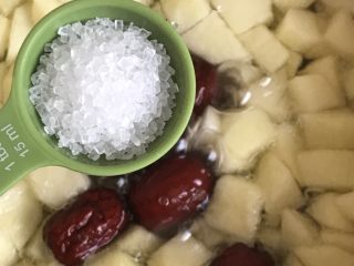 6、苹果红枣酒酿蛋,煮开后放入冰糖转小火煮至苹果变软。