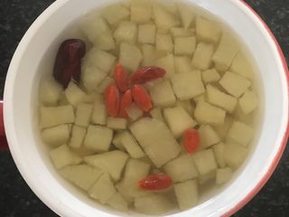 7、苹果红枣酒酿蛋,盛出放入碗中，放入些枸杞。