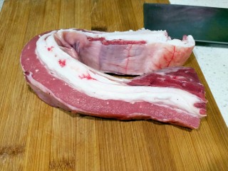 1、西红柿炖牛腩,牛腩洗净。