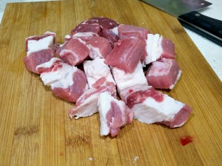 2、西红柿炖牛腩,切大块。