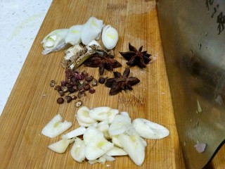 6、西红柿炖牛腩,葱姜蒜八角花椒备好。