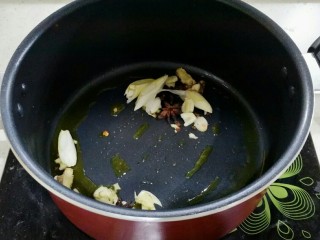 7、西红柿炖牛腩,小火把香料煸香。