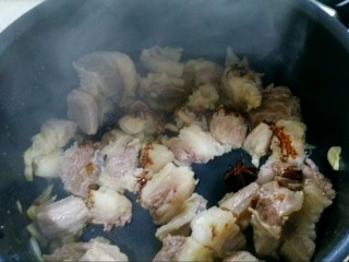 9、西红柿炖牛腩,加入一勺老抽。翻炒均匀。