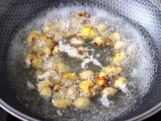 2、香菇板栗鸡块,把板栗先进行焯水，这样就会把没去干净的外皮清理干净哟。