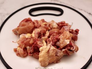 3、香菇板栗鸡块,鸡腿洗净后再刀剁成块。