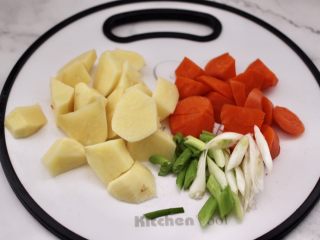 4、香菇板栗鸡块,土豆和胡萝卜去皮洗净后，用刀切滚刀块，葱姜切丝。