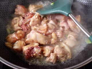 5、香菇板栗鸡块,锅烧热后先爆香葱姜丝，再倒入鸡块大火快速翻炒均匀。