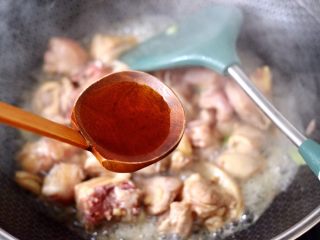 6、香菇板栗鸡块,看见鸡块变色后，加入料酒去味。