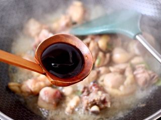 7、香菇板栗鸡块,再加入蚝油调味调色提鲜。