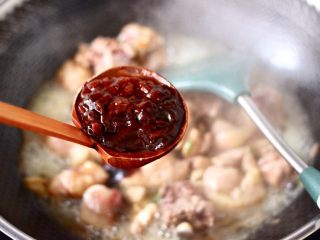 8、香菇板栗鸡块,这个时候加入甜面酱调味。