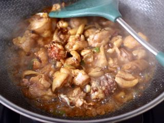 9、香菇板栗鸡块,大火继续翻炒至鸡块断生出汁水。