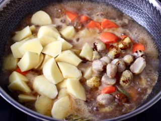 11、香菇板栗鸡块,锅中倒入适量的清水，放入切块的胡萝卜和土豆块，加入板栗。