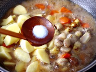 12、香菇板栗鸡块,大火烧开后，根据个人口味加入适量的盐调味。