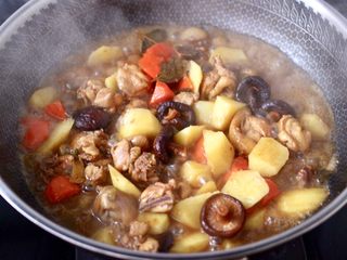 15、香菇板栗鸡块,锅中汤汁浓稠时，大火收汁后即可关火。