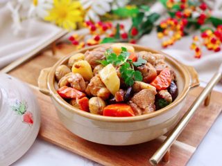 16、香菇板栗鸡块,出锅咯，把炖好的板栗香菇鸡块盛出，撒上香菜段即可。