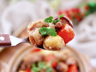 17、香菇板栗鸡块,香酥软烂又鲜美无比，好吃到爆炸，搭配上米饭简直就是绝配。