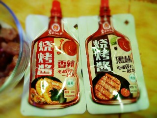 1、#猪年#快手牙签肉,准备好两种口味的烧烤酱：香辣和黑椒