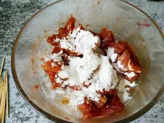 4、#猪年#快手牙签肉,腌好的肉里面加入适量土豆淀粉