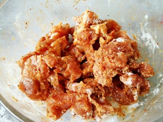 5、#猪年#快手牙签肉,用手抓匀如图