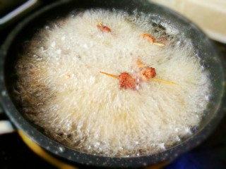 7、#猪年#快手牙签肉,锅里油烧热，肉放进去能够迅速浮起来，就可以放进去炸，一开始用中火